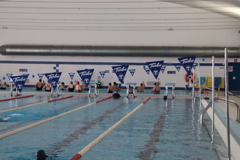 La Junta de Extremadura financia con 400.000 euros la reforma de la piscina climatizada de Navalmoral de la Mata