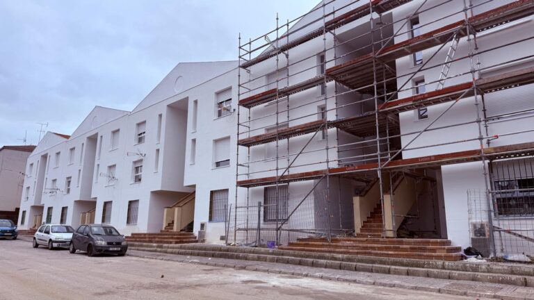 La Junta licita la redacción de los proyectos para rehabilitar 426 viviendas de promoción pública en Mérida, Badajoz, Fuente del Maestre y Calamonte