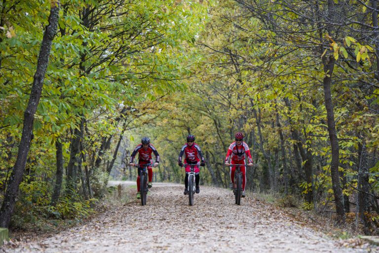 Extremadura logra un nuevo distintivo Bandera Sendero Azul para la playa de Cañamero y revalida los de sus cuatro Caminos Naturales Vías Verdes