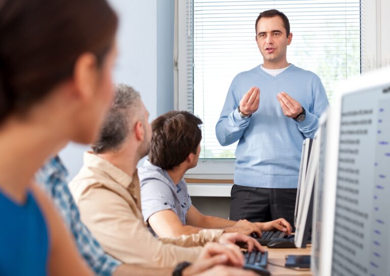 El DOE publica las becas y ayudas para que personas desempleadas participen en acciones formativas y prácticas profesionales no laborales