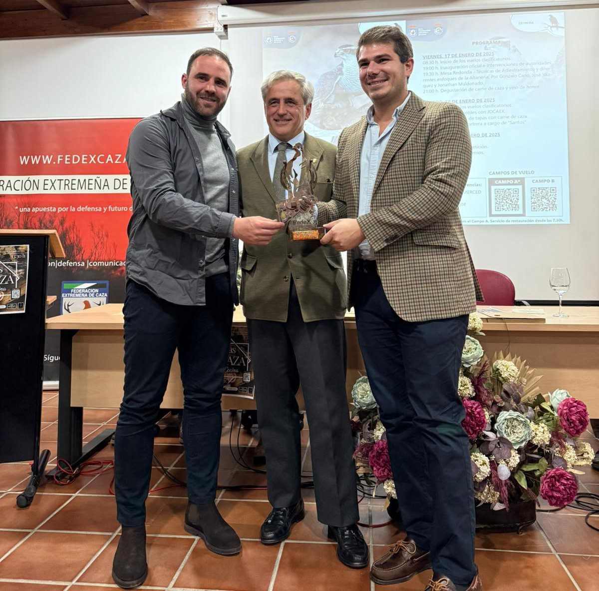 El consejero de Gestión Forestal y Mundo Rural asiste en Llerena a la inauguración del Campeonato de España de Cetrería