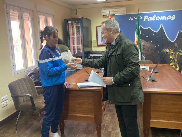 Martín avanza que en febrero finalizará la construcción de 24 viviendas públicas en Almendralejo y entrega las llaves de un inmueble en Palomas