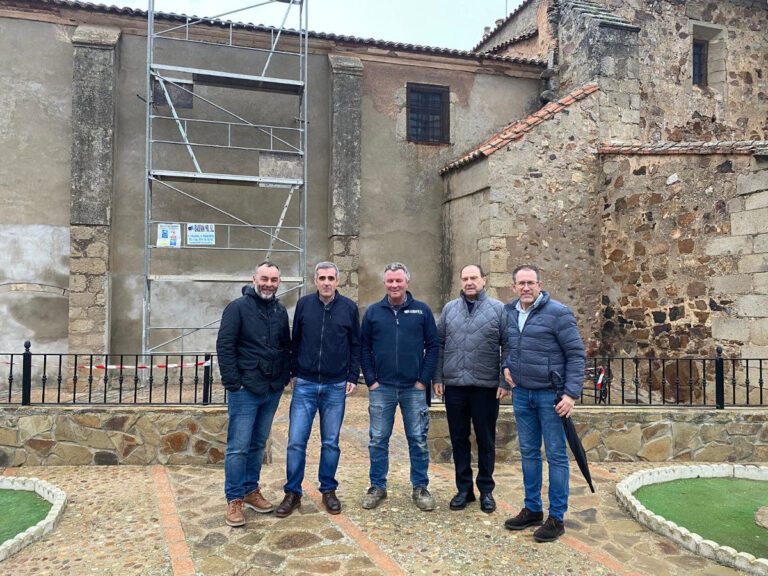 Visita a las obras de restauración y acondicionamiento en las iglesias de Los Guadalperales y Manchita