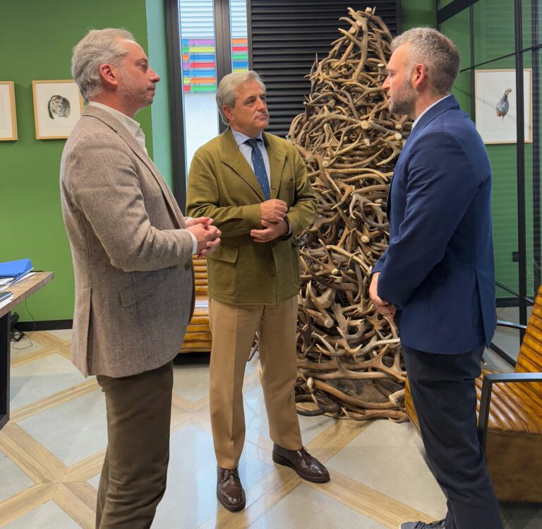 La Junta reafirma su compromiso con el sector cinegético en un encuentro con los presidentes de las federaciones española y extremeña de caza