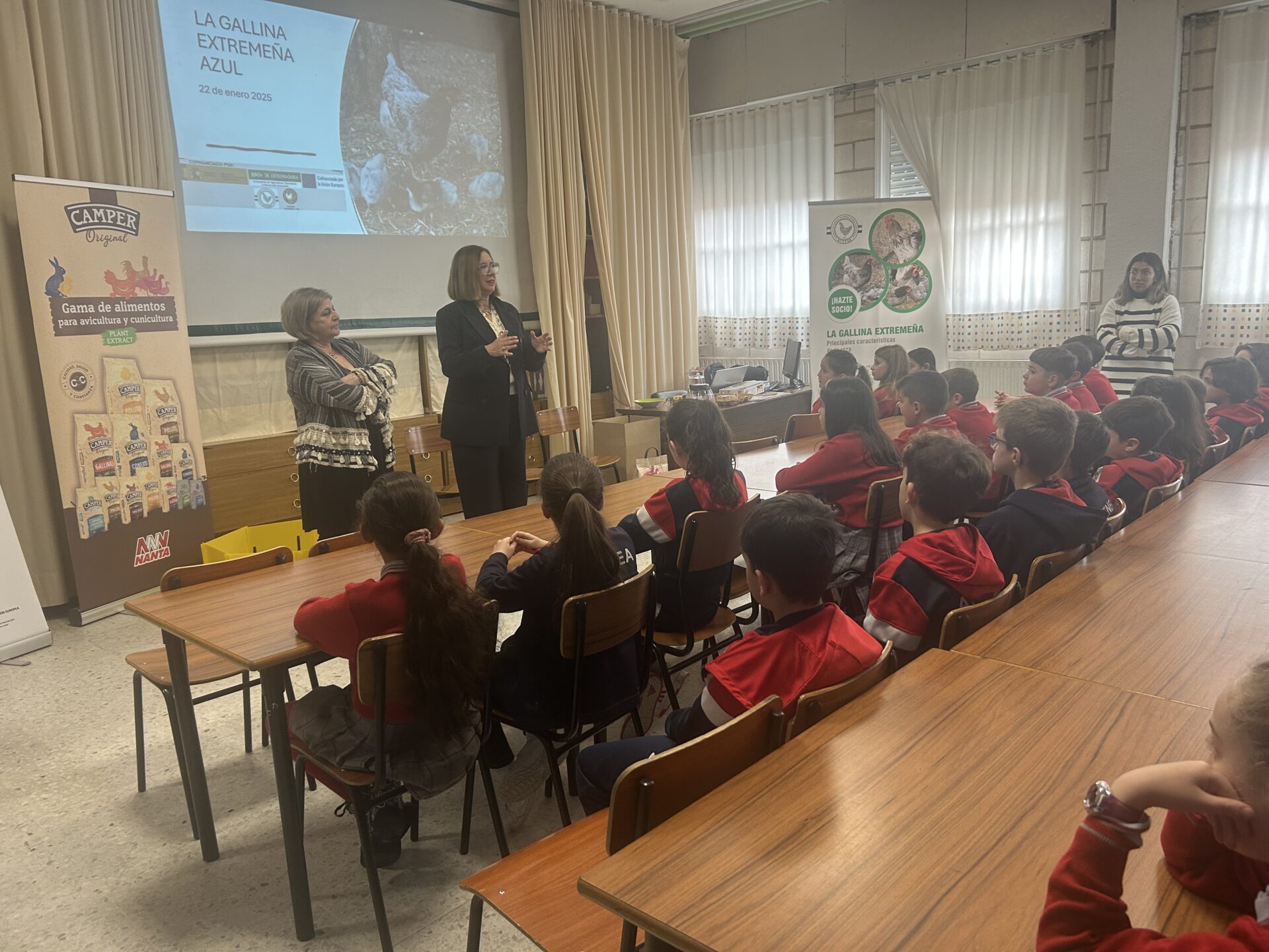 Morán participa en el proyecto ‘Extremeñas por los coles’ que acerca la raza autóctona de gallina azul a los niños del Colegio Atenea de Mérida