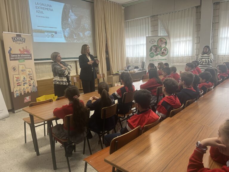 Morán participa en el proyecto ‘Extremeñas por los coles’ que acerca la raza autóctona de gallina azul a los niños del Colegio Atenea de Mérida