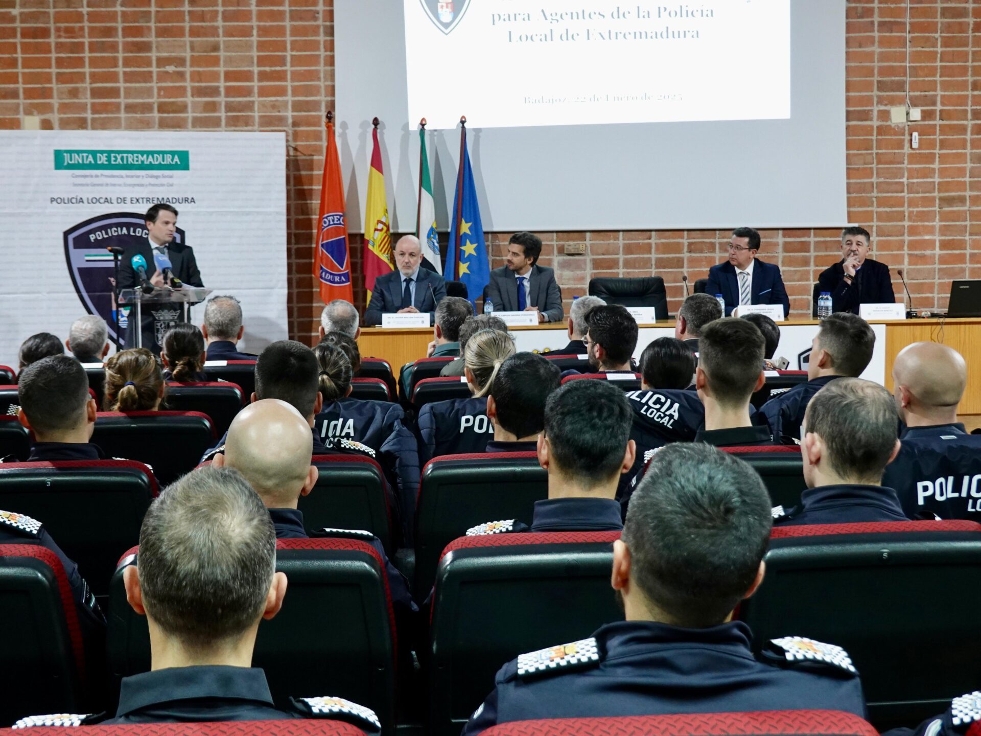 Bautista inaugura el XXXIII Curso Selectivo de Agentes de la Policía Local de Extremadura