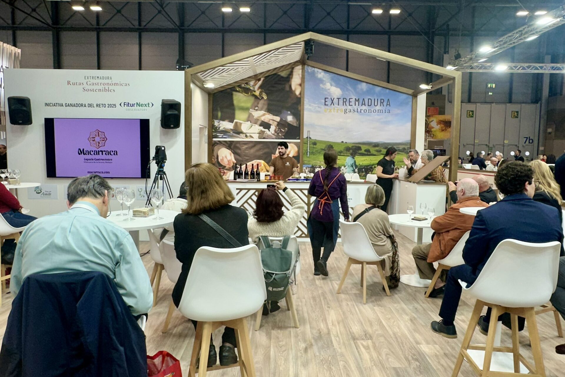 La Junta destaca el patrimonio gastronómico de Extremadura en su stand de FITUR con 15 degustaciones de productos y charlas de expertos