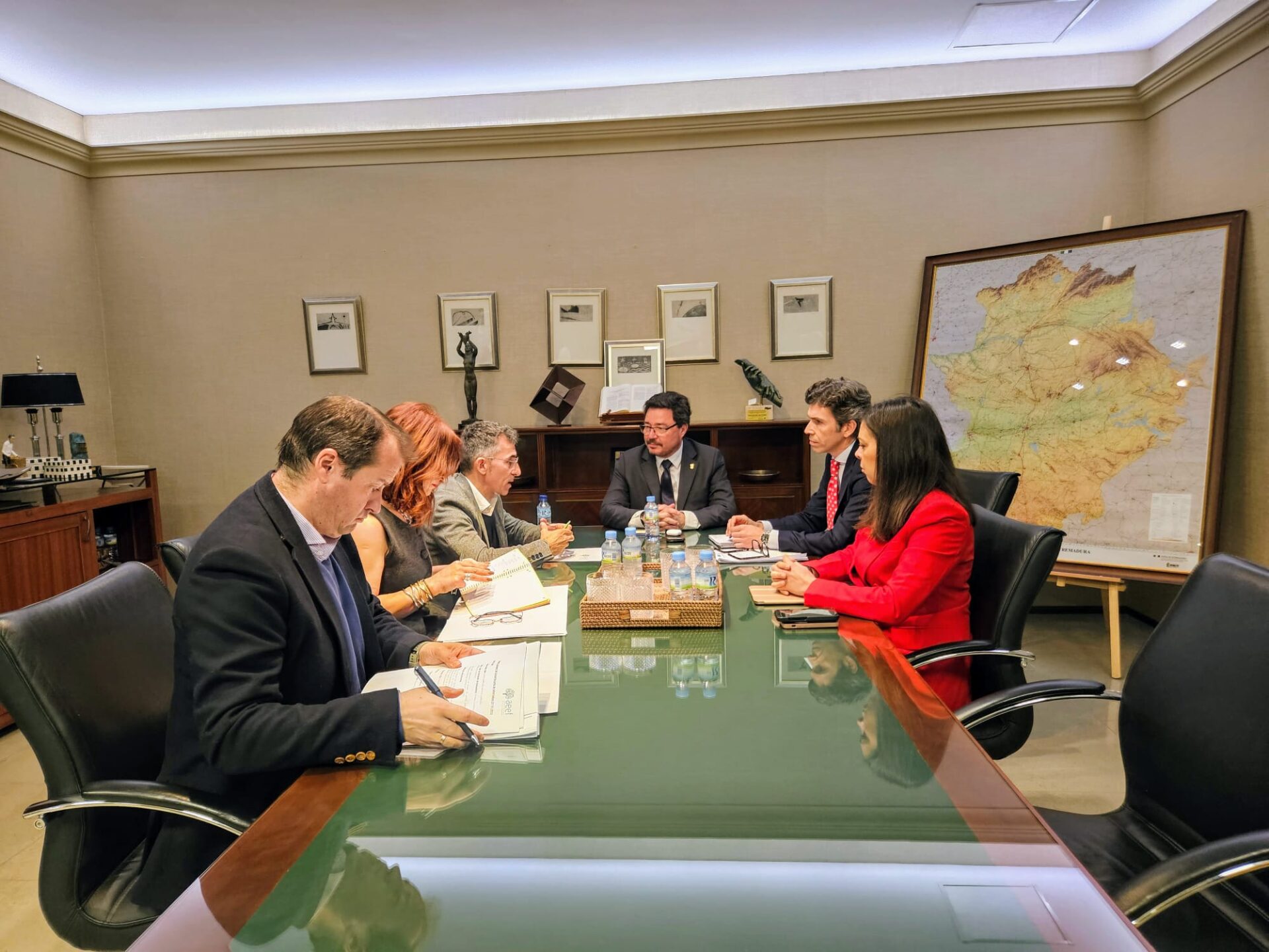 El consejero de Economía avanza con la Asociación de Empresa Familiar en el plan de relevo generacional, la necesidad de mano de obra o la simplificación administrativa