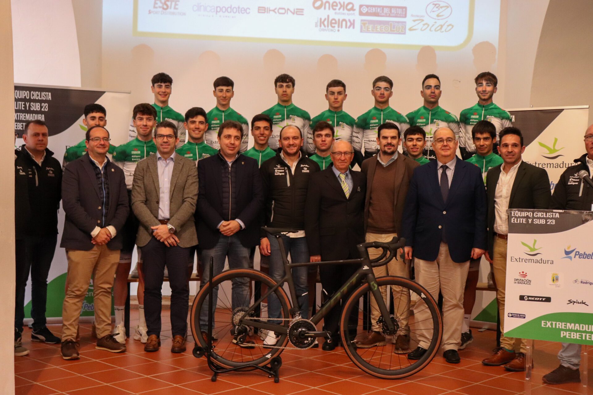 La Junta de Extremadura renueva su apoyo al equipo Extremadura Pebetero en su 25º aniversario