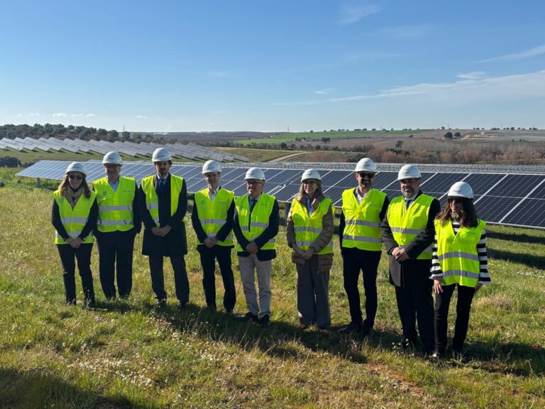 La Junta pone en valor el liderazgo de Extremadura en la producción de energía fotovoltaica con la puesta en servicio de tres nuevas plantas solares en el nudo de San Serván