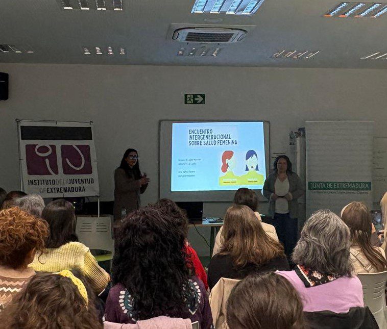 Mujeres de varias generaciones participan en un encuentro sobre salud sexual femenina organizado por el IJEX