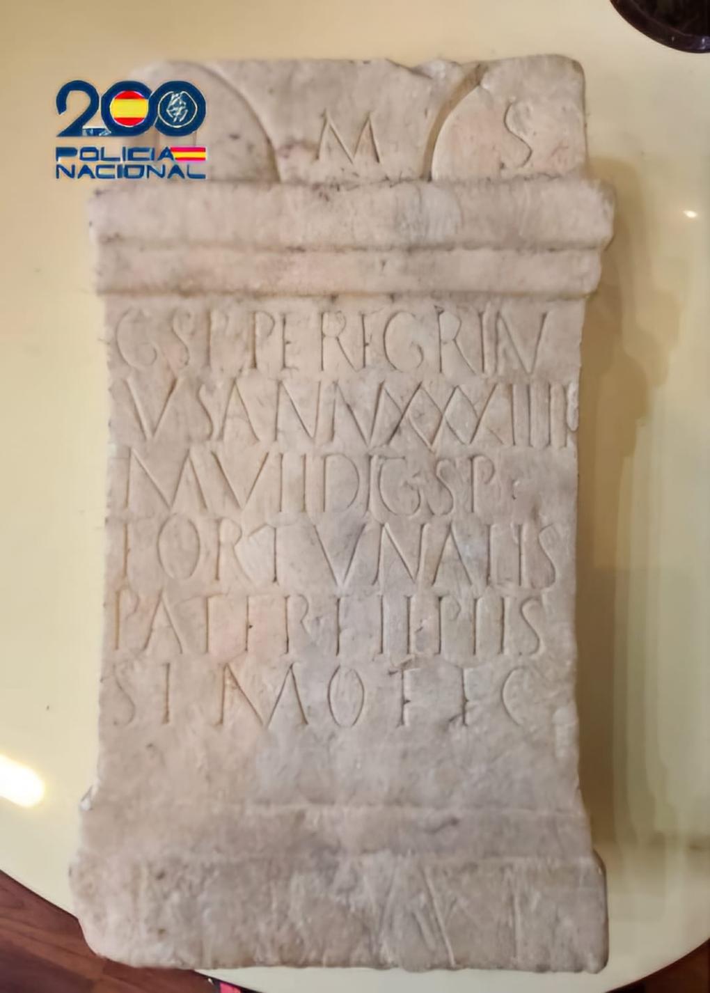 La Junta de Extremadura celebra la restitución del ara funeraria romana sustraída en Mérida en los años 90