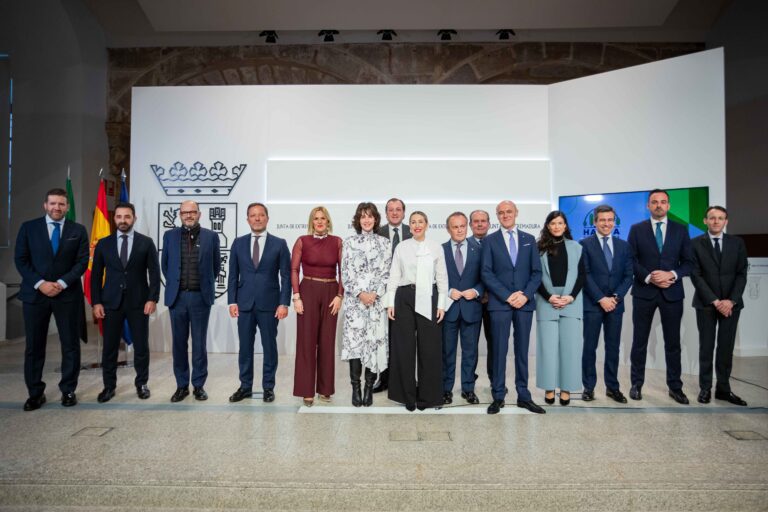 La Junta presenta junto a 11 entidades ‘Habita Extremadura’, su programa para la promoción de la construcción de más de 3.000 VPO