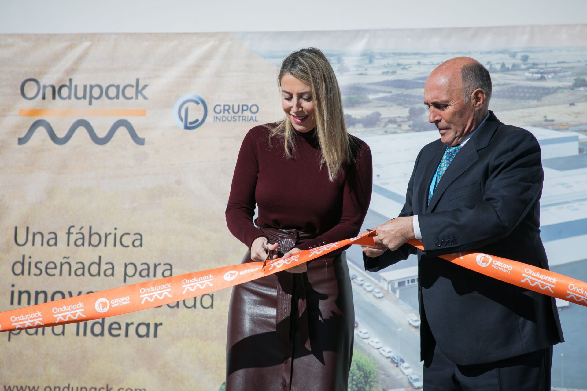 Guardiola celebra la inauguración de la nueva planta de Ondupack en Navalmoral: “Esto demuestra que Extremadura crece y avanza”