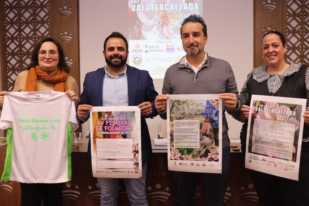 El rosa y el blanco vuelven a hacer de Valdelacalzada la capital de la floración