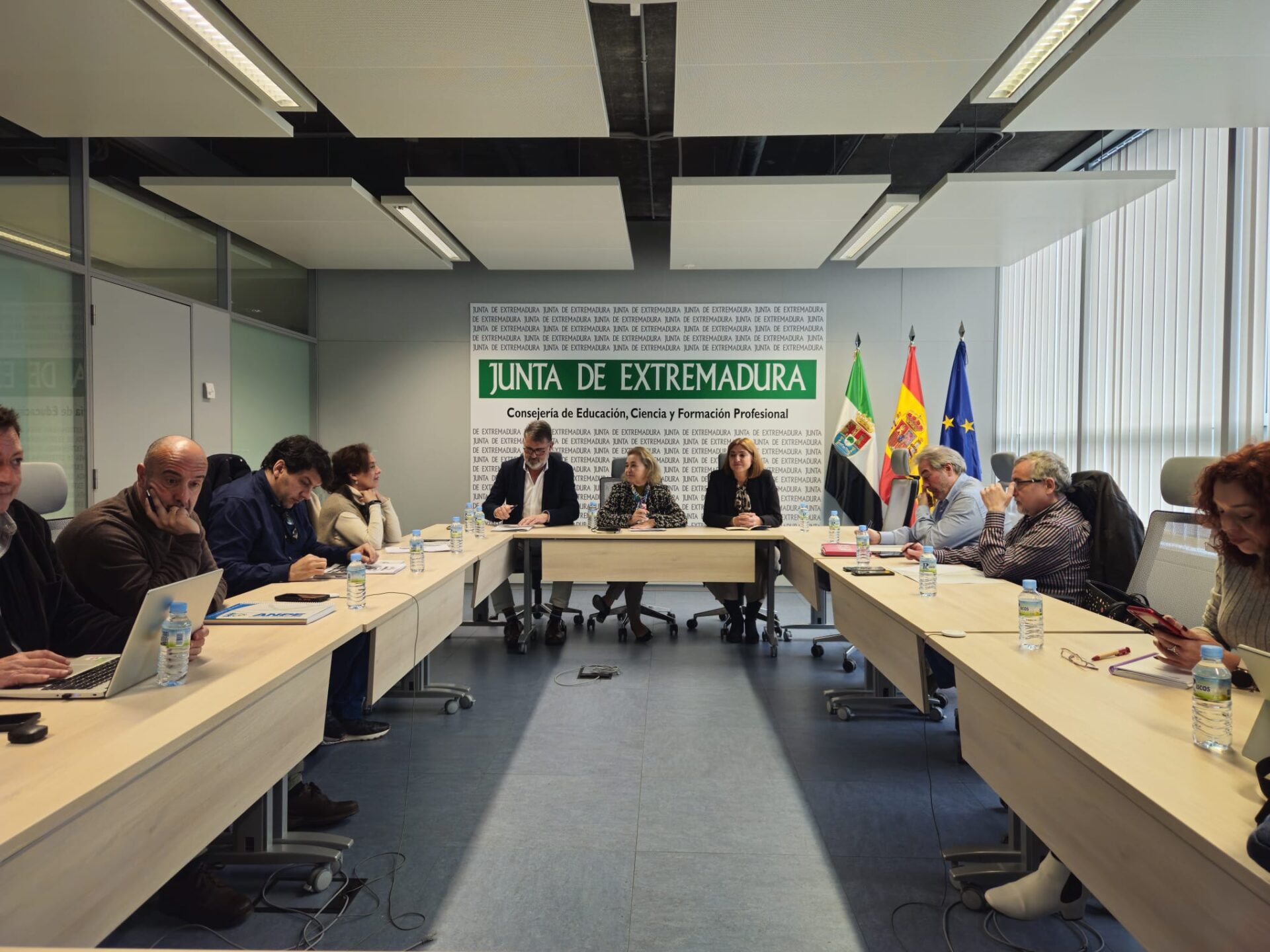 Educación propone una subida salarial de 420 euros al año a los docentes extremeños