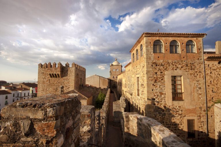 La Junta promociona Extremadura como destino turístico en Navartur para atraer visitantes del norte de España