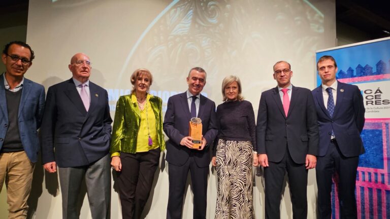 La consejera de Cultura destaca la labor de Lorenzo Silva en la difusión de la riqueza patrimonial de Extremadura