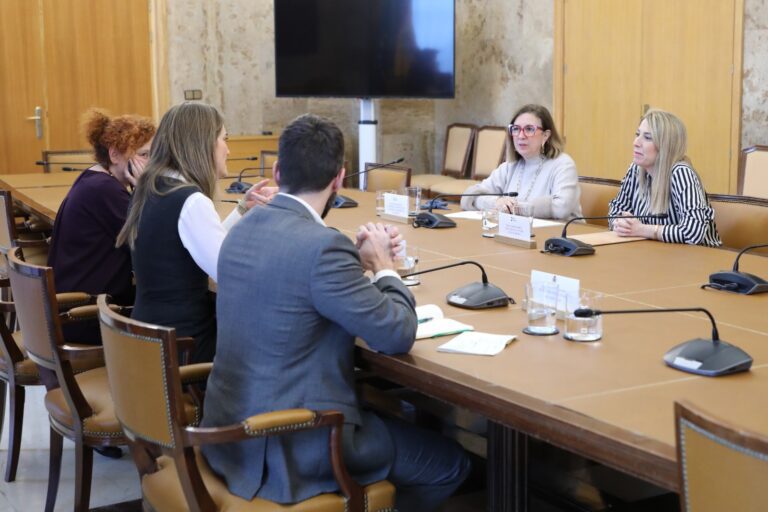 Guardiola entrega a Aagesen un informe de los colegios de ingenieros industriales del país sobre Almaraz: “No existen razones técnicas ni de seguridad que impidan la continuidad”