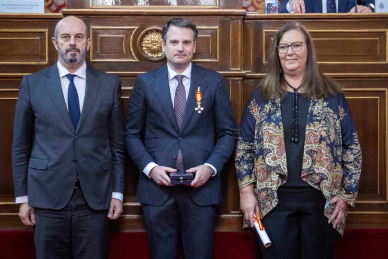 El consejero de Presidencia, Abel Bautista, recibe la medalla de honor de la Asociación de Víctimas del Terrorismo en el Senado