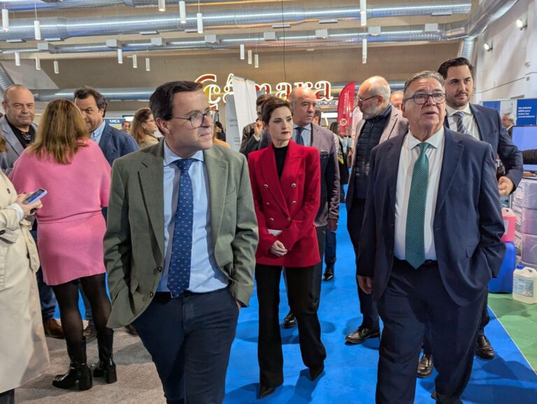 El presidente de la Diputación de Badajoz inaugura la I Feria de la Maquinaria Industrial y la Robótica de Almendralejo