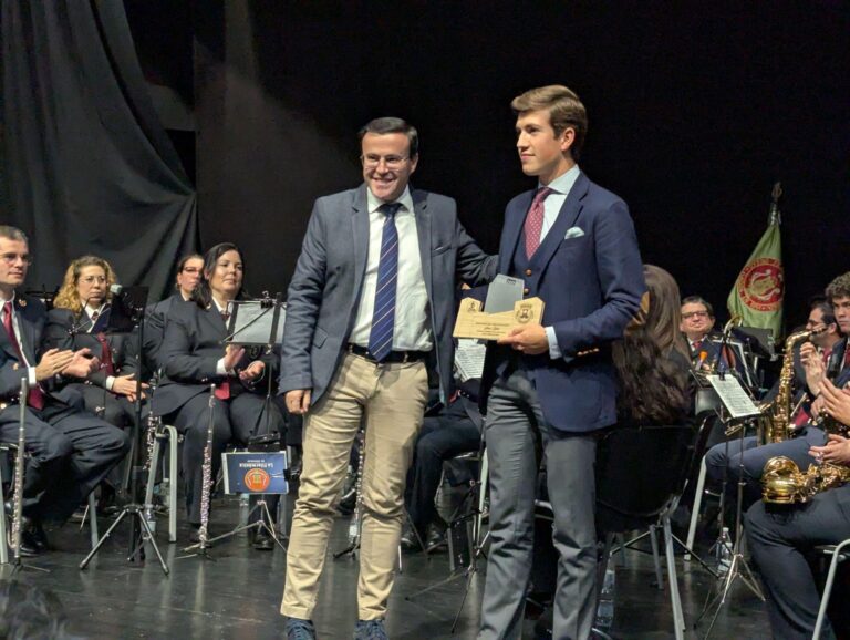 El presidente de la Diputación de Badajoz anuncia en la Feria del Toro que Olivenza acogerá este año el Día de la Provincia