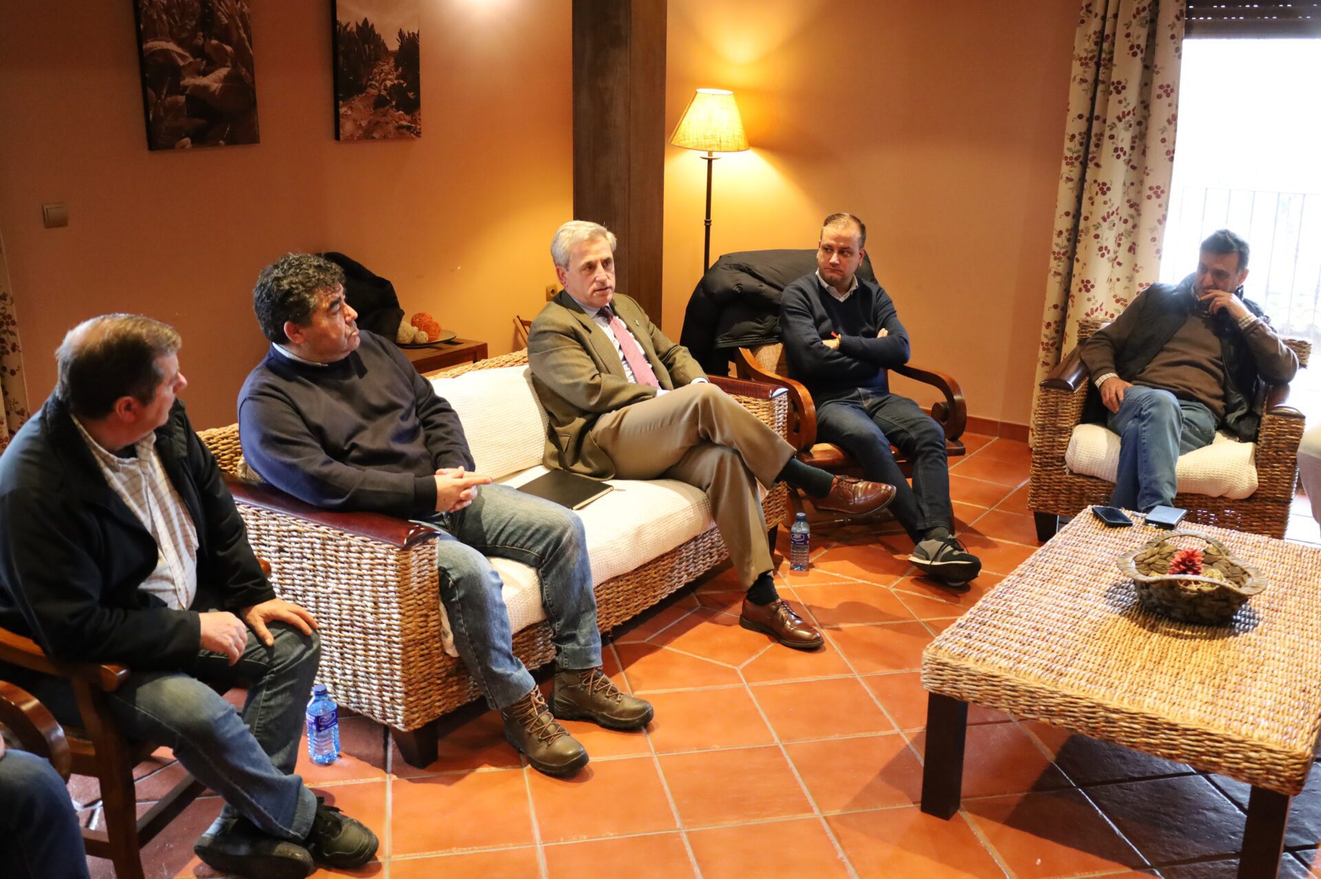 El consejero de Gestión Forestal y Mundo Rural se reúne con regantes de Jarandilla de la Vera