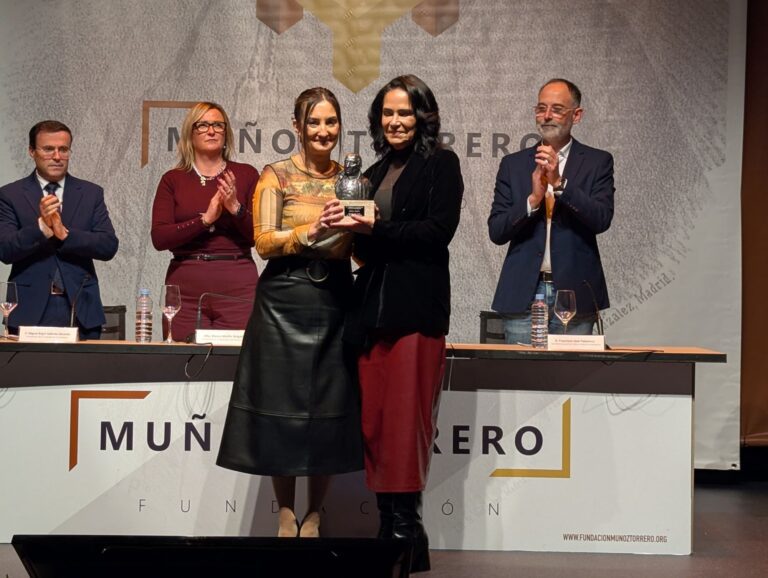 El presidente de la Diputación de Badajoz destaca el coraje de la periodista Lydia Cacho tras recibir el III Premio Muñoz Torrero