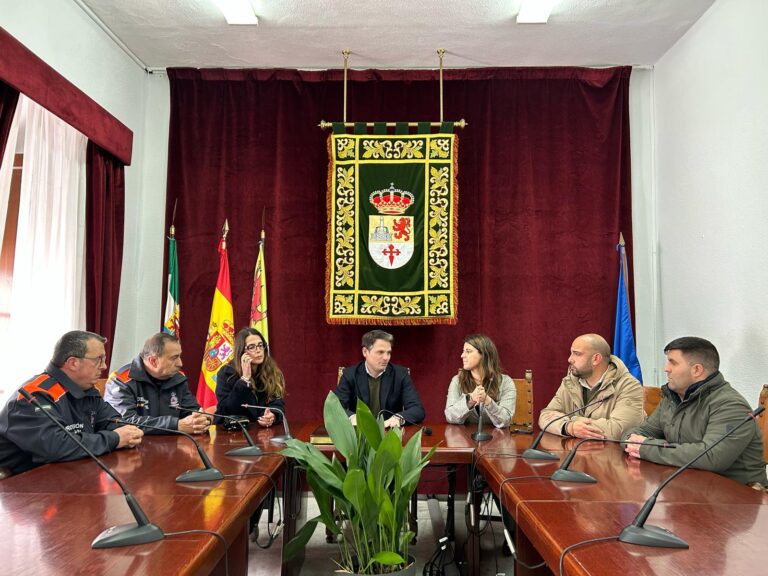 Abel Bautista visita la agrupación de Protección Civil de Fuentes de León, una de las más grandes de Extremadura