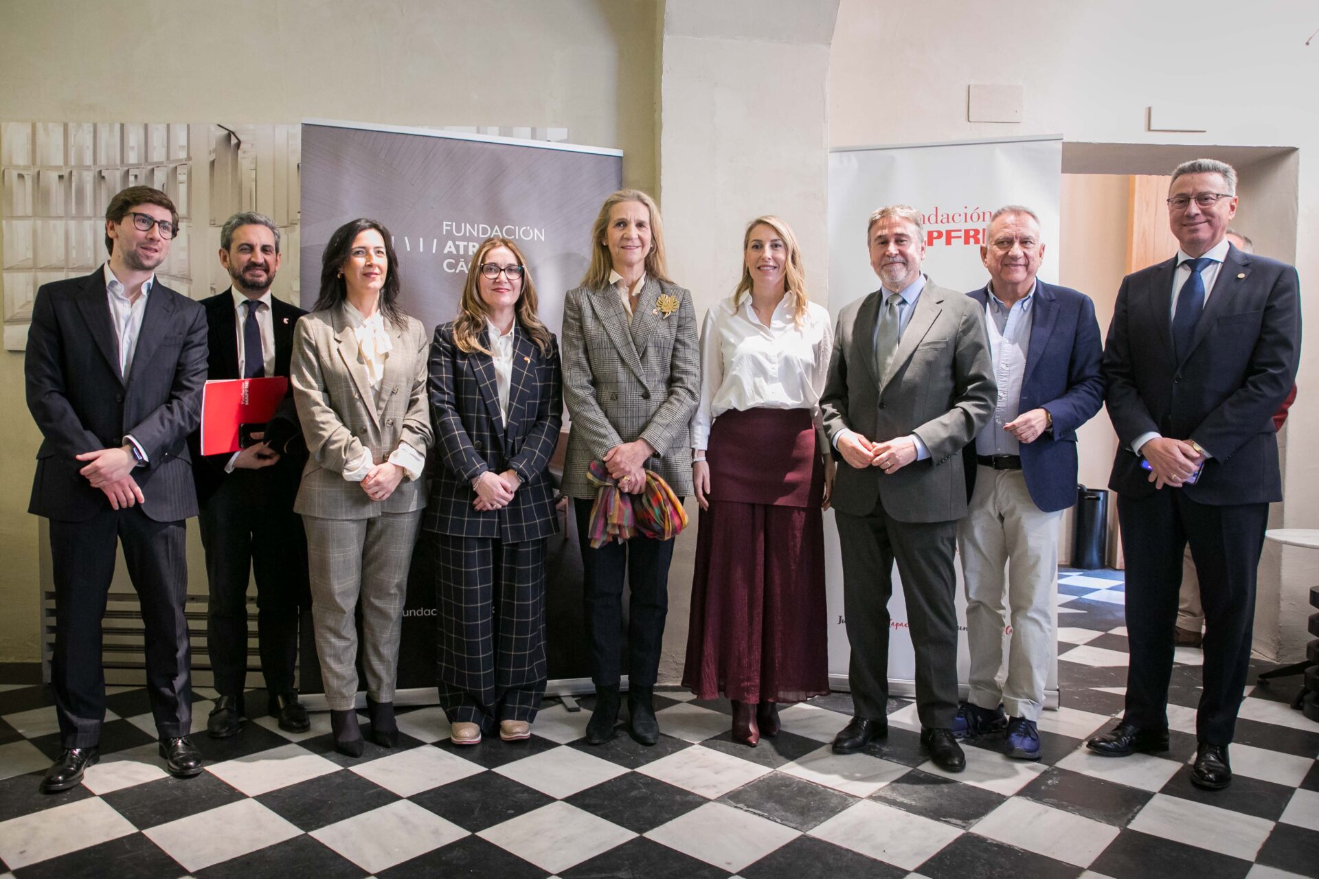La presidenta de la Junta de Extremadura participa en un almuerzo solidario a favor del proyecto ‘Musicoterapia’ de la Fundación Atrio