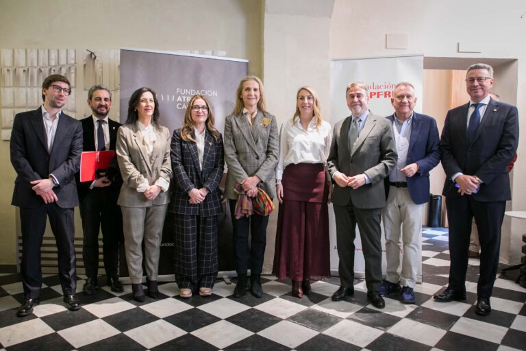 La presidenta de la Junta de Extremadura participa en un almuerzo solidario a favor del proyecto ‘Musicoterapia’ de la Fundación Atrio