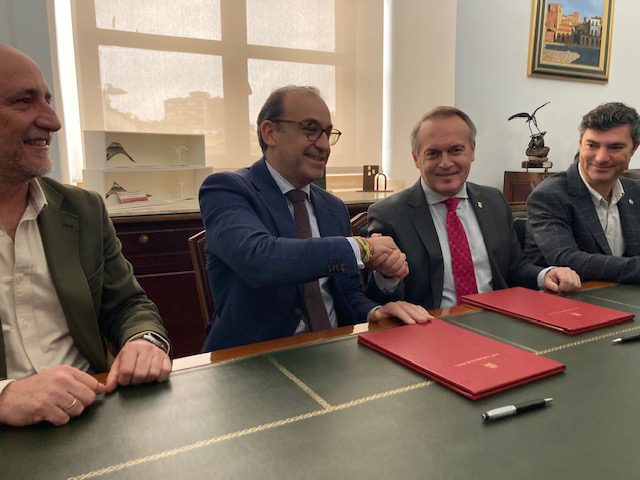 Manuel Martín destaca el compromiso de la presidenta de la Junta para que Cáceres tenga un aeródromo de uso restringido en cuatro años