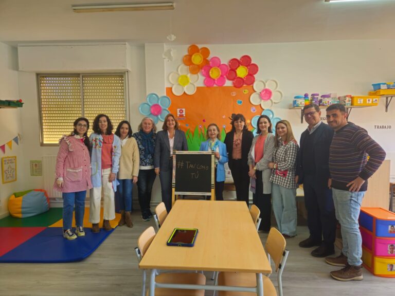 La consejera de Educación visita las dos Aulas Abiertas puestas en marcha este curso en el CEIP Moctezuma de Cáceres