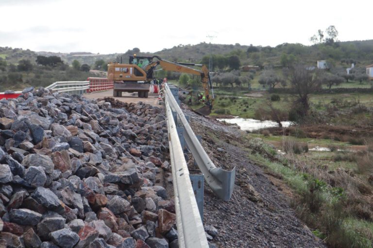 Tres carreteras provinciales continúan cerradas y diez ya han sido reabiertas al tráfico tras reparar los daños causados por la borrasca