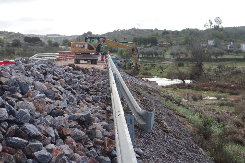 Tres carreteras provinciales continúan cerradas y diez ya han sido reabiertas al tráfico tras reparar los daños causados por la borrasca