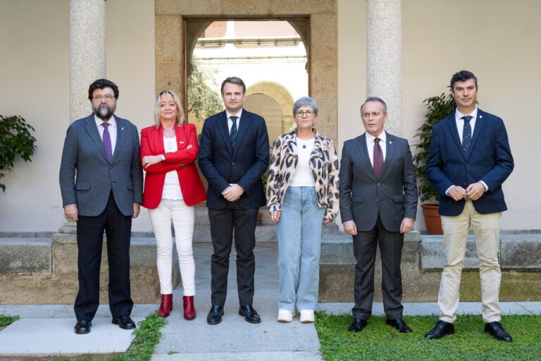 La Junta de Extremadura firma el Plan Extremeño de Movilidad Sostenible junto a los agentes sociales y económicos
