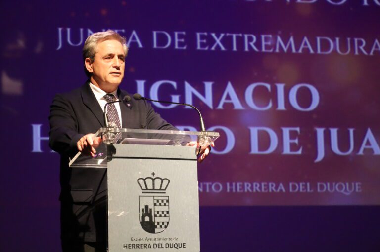 El consejero Higuero asiste a la presentación del cartel de la Feria Taurina de Herrera del Duque 2025