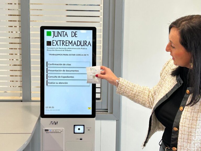 Los Servicios Fiscales de Extremadura estrenan un gestor de colas para reducir los tiempos de espera de los contribuyentes