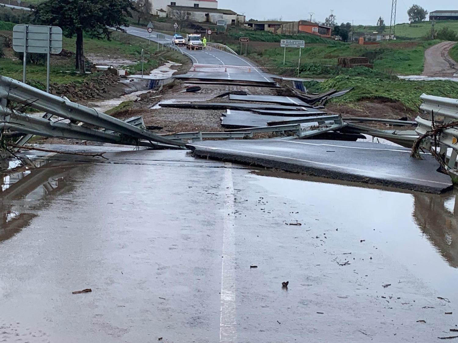 Corte de tráfico en la Carretera Provincial BA-086, de Maguilla a EX-103