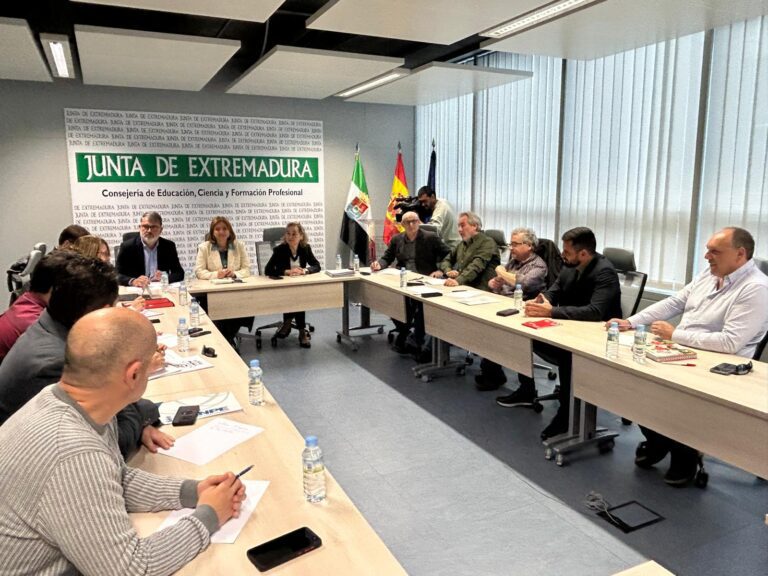 Educación y sindicatos retoman las negociaciones para la subida salarial de los docentes