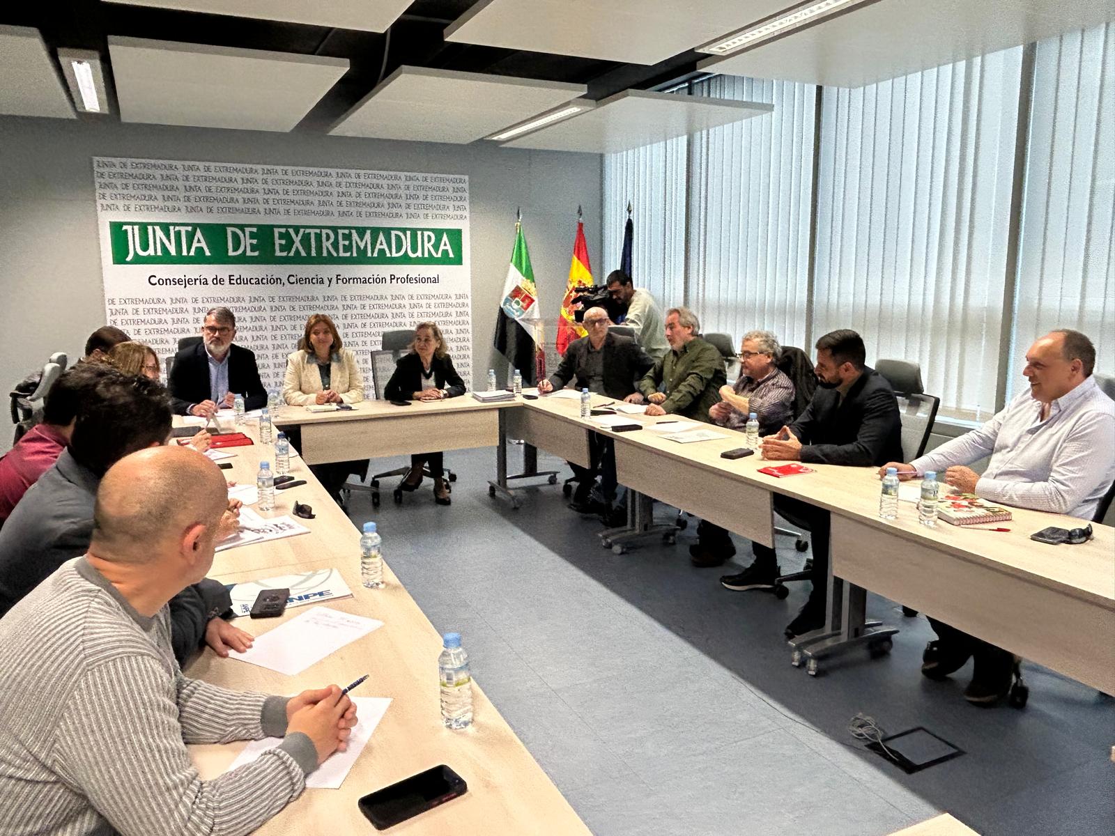 Educación y sindicatos retoman las negociaciones para la subida salarial de los docentes