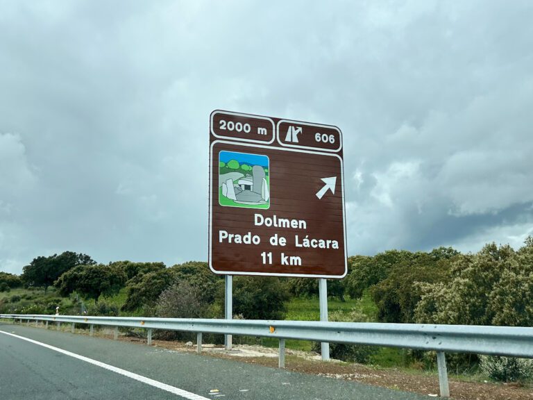 La Junta de Extremadura destina cerca de un millón de euros a mejorar la señalización turística de 19 enclaves en la región