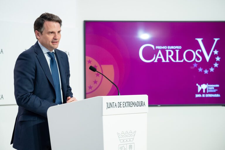 La Fundación Yuste concede el Premio Europeo Carlos V a Josep Borrell por su defensa de la paz, la democracia y los valores europeos