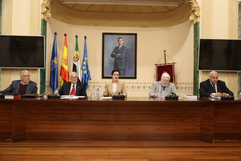 Presentado en la Diputación de Badajoz el libro ‘Inmigración, racismo, sexismo y cambio de valores en España (1986-2024), de Tomás Calvo Buezas