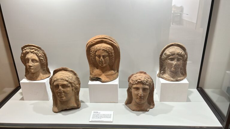 El Museo de Cáceres amplía su exposición permanente con dos tesoros de monedas romanas y un conjunto de terracotas helenísticas