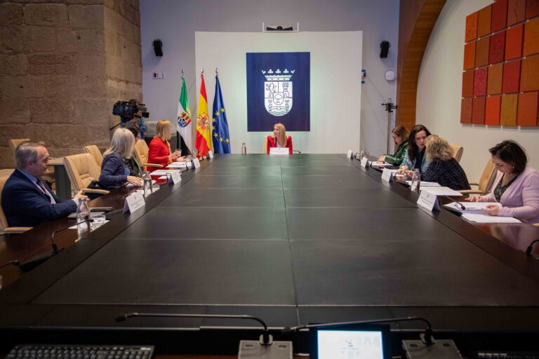 El Consejo de Gobierno aprueba 36 millones de euros para financiar 3.350 plazas de atención a mayores dependientes