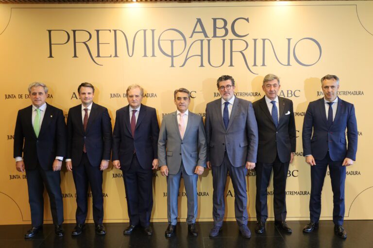 La Junta de Extremadura reafirma su apoyo a la tauromaquia en la entrega del premio taurino ABC a Victorino Martín