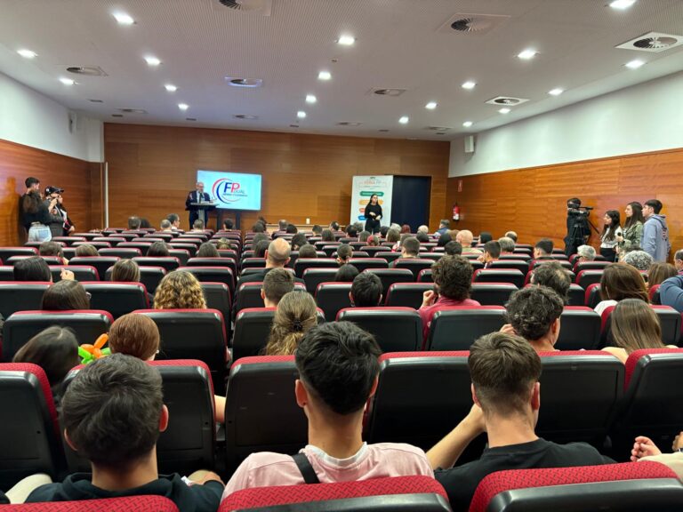 La Feria de Formación Profesional de Mérida y comarca reúne a mil alumnos y a empresas para intercambiar ideas y colaboraciones
