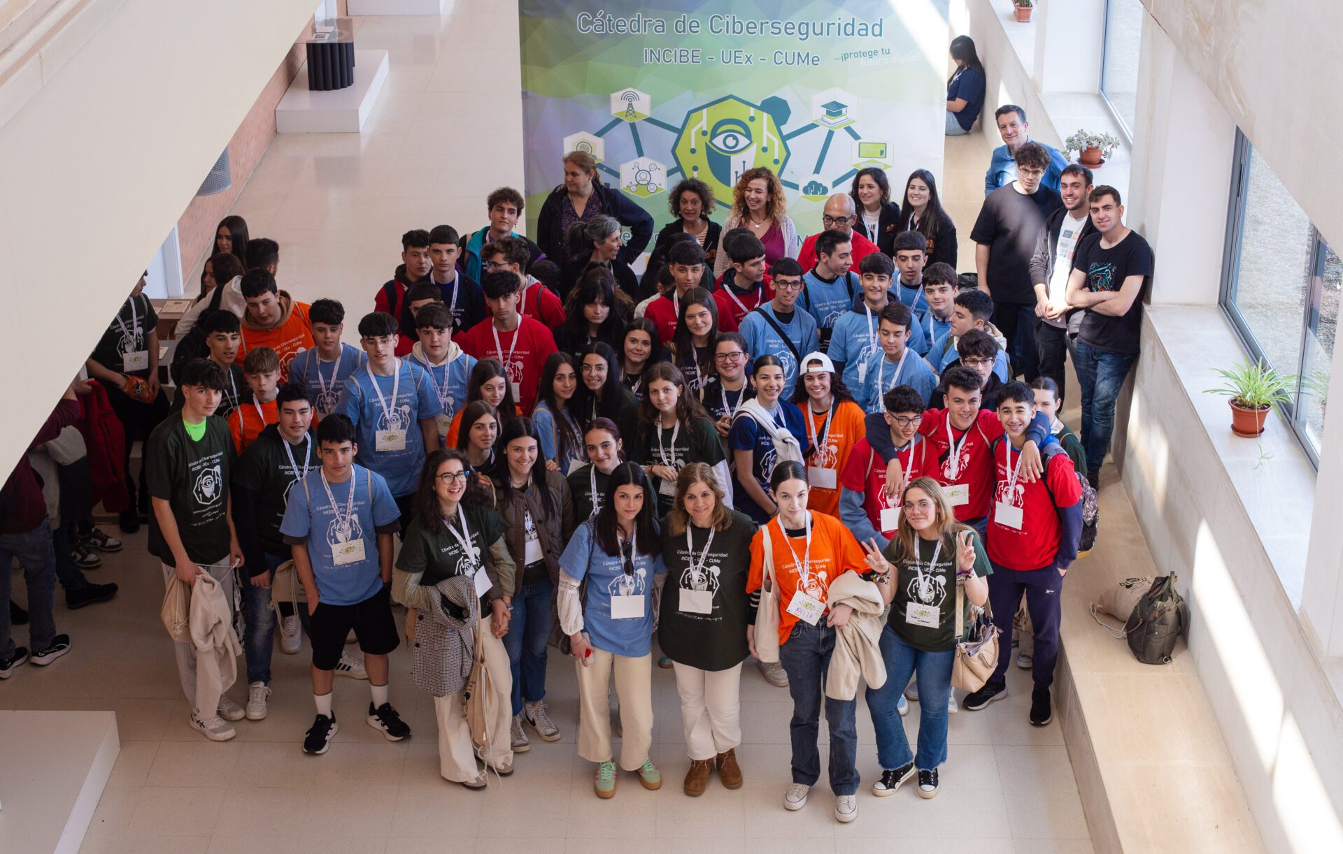 Unos 140 alumnos extremeños participan en una jornada sobre los peligros del uso de internet en el Centro Universitario de Mérida